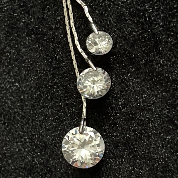 Round cut simulated diamond drop pendant necklace - Picture 3 of 8